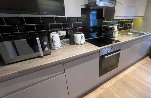 Mill Road Apartment | Modern Studio in Central Cambridge - Kingsize bed
