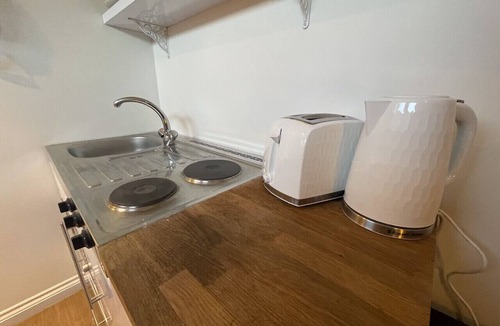 Mill Road Apartment | Modern Studio Retreat Just off Vibrant Mill Rd