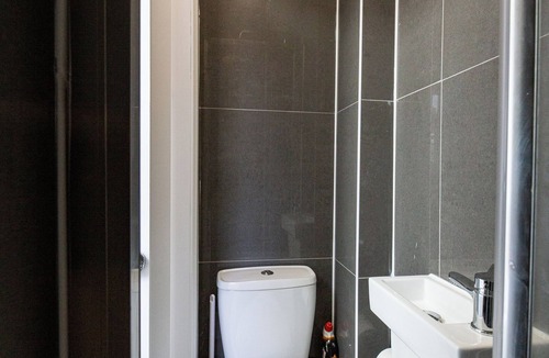 Basildon Apartment | Modern Studio w/private Kitchen, Bathroom & Garden