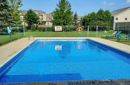 Thornbury House | Modern Tornbury townhouse walk to everything, seasonal rental available