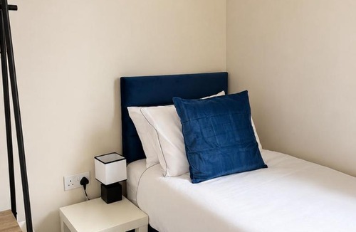 Bedford House | Modern Wixams Bedford House 3 Single Beds Free Parking