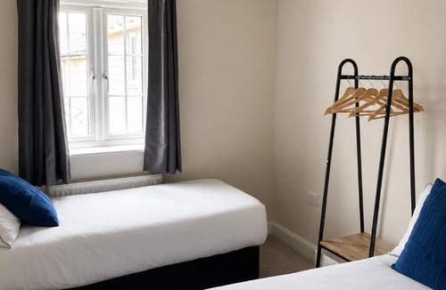 Bedford House | Modern Wixams Bedford House 3 Single Beds Free Parking