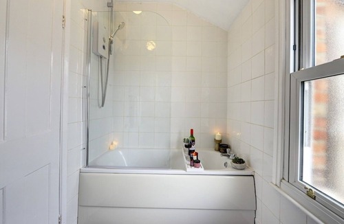 Bedford House | Modernistic 3-Bed House in Central Bedford
