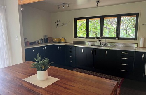 Tuateawa House | Mokoroa Retreat - peaceful location, pet friendly!