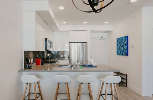 Kelowna Central Business District Apartment | * MONTHLY FURNISHED RENTAL | 2 BED & DEN + 2 BATH | DT KELOWNA