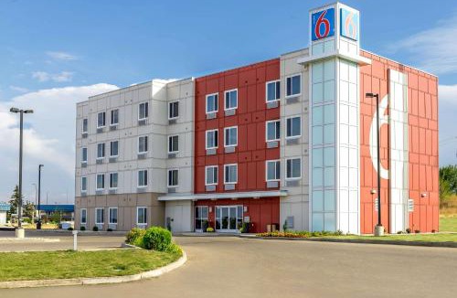 Swift Current Hotel | Motel 6-Swift Current, SK