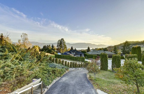 Central Okanagan House | Motel ∙ 8 guests