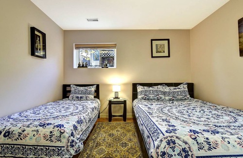 Central Okanagan House | Motel ∙ 8 guests