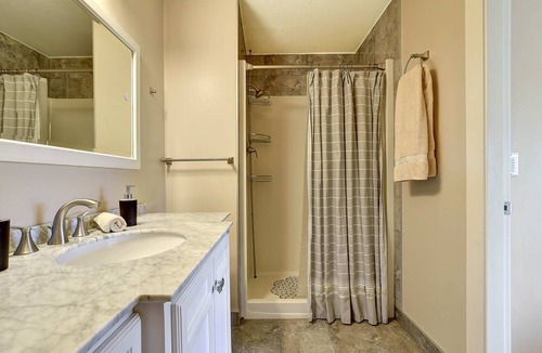 Central Okanagan House | Motel ∙ 8 guests