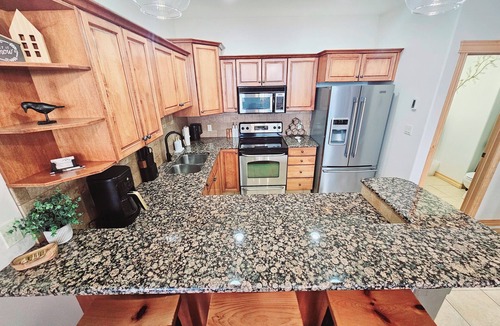 East Kootenay House | ⭐️Mountain Escape Ski In/Ski Out, 4 Bdrm/Private hot tub⭐️