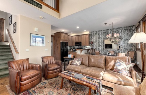 Four O'Clock House | Mountain Living at its Finest! Ski-In-and-Out, Pvt Hot Tub, Jacuzzi, Sleeps 9