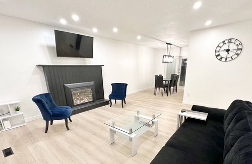 Squamish House | Mountain View, 5BDR, Patio and Hot Tub! Creek In the Backyard!