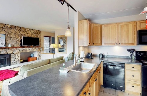 Warren Apartment | Mountain-view condo with fireplace, 3 pools, tennis & gym - near skiing