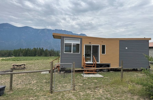 Central Kootenay House | Mountain View Retreat
