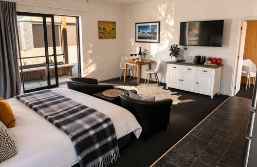 Albert Town House | Mountain Views, Coffee & Ski - Wanaka Studio