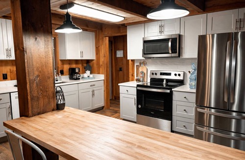 Cleveland Cabin | Mountain Views, Firepit, Arcade & Min to Helen