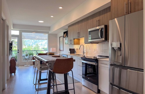 Central Okanagan Condo | Mountainside retreat - gorgeous 1 bedroom apartment 15 min walk downtown Kelowna