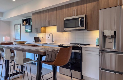 Central Okanagan Condo | Mountainside retreat - gorgeous 1 bedroom apartment 15 min walk downtown Kelowna
