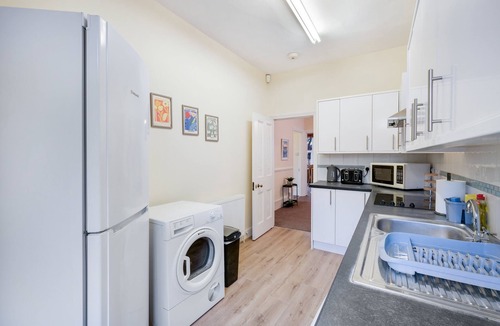 Finchley Church End Apartment | Mountfield Rd 2A - 3 Bedroom and 1 Bathroom Apartment in Mountfield with Parking