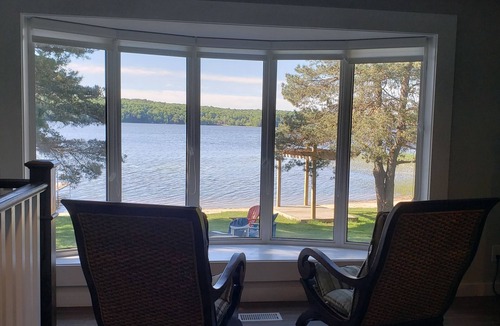 Utterson House | Muskoka Lakehouse Retreat - Family Friendly with Sandy Beach on Three Mile Lake