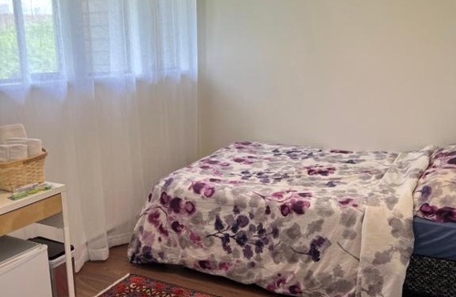 Central Lonsdale Bed & Breakfast | Naomi Home A cozy private room