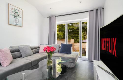Fryent Apartment | Near Wembley Ground Floor Flat with Garden & Parking