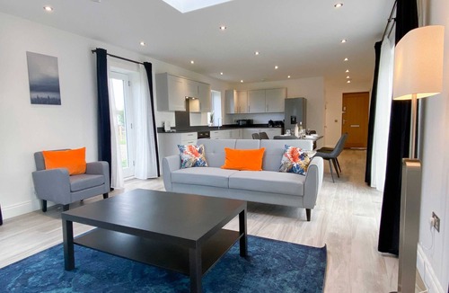 Romford House | NEW 3BD Home in Historical Crown Farm