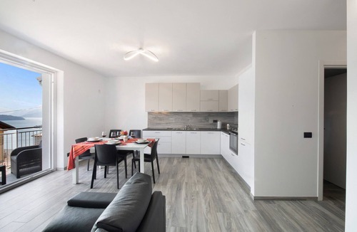 Trezzone Apartment | New Apartment Casa Andrea with Lake View, Terrace and On-Site Free Parking