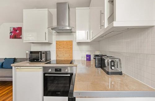 Shacklewell House | New! Bright 2BR Dalston House with Garden and BBQ