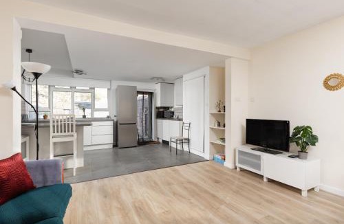 Canning Town South Apartment | New! Inviting 3BR House near Excel & Royal Docks