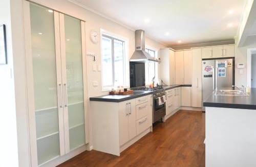 Hamilton House | New painted 5 bdms spacious house close to the Base