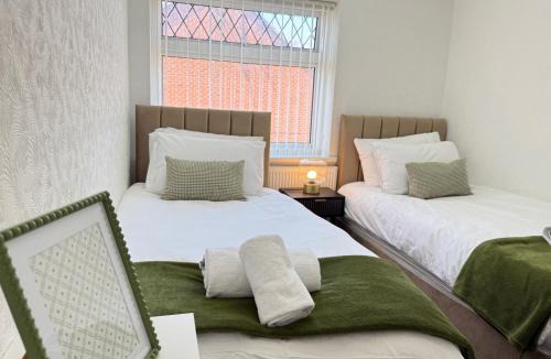 Newark House | NEW refurbished Luxurious home with great transport links