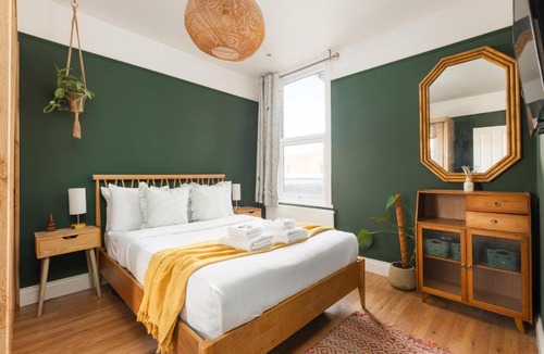 Northumberland Park Apartment | New! Spacious 3BR Split-Level Maisonette with Garden