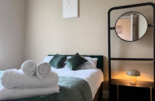 Seven Kings Apartment | Newly Renovated Flat - Fast Links to Central London