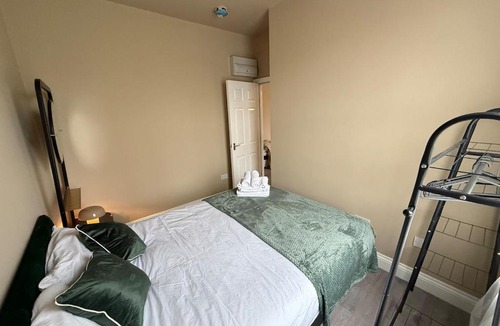 Seven Kings Apartment | Newly Renovated Flat - Fast Links to Central London