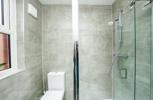 Dudden Hill Apartment | Newly Renovated Modern 4 Bed 3 Bath Apartment London