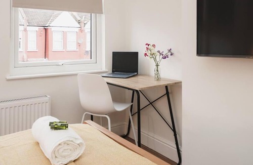 Dudden Hill Apartment | Newly Renovated Modern 4 Bed 3 Bath Apartment London