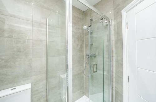 Dudden Hill Apartment | Newly Renovated Modern 4 Bed 3 Bath Apartment London