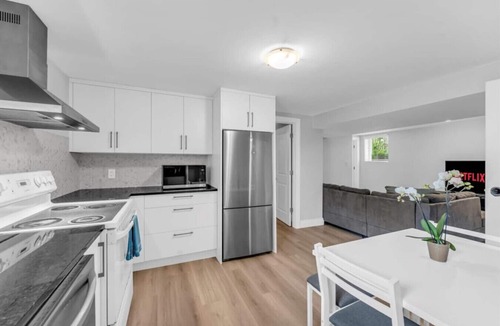 St. Catharines Apartment | Niagara Falls & Wineries | 3BR Modern Home w/King