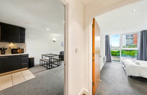Docklands Apartment | O2 & ExCeL Modern 1-Bedroom Waterfront Flat Sleeps 4
