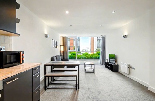 Docklands Apartment | O2 & ExCeL Modern 1-Bedroom Waterfront Flat Sleeps 4