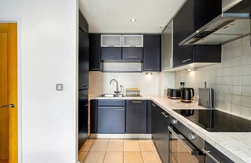 Docklands Apartment | O2 & ExCeL Modern 1-Bedroom Waterfront Flat Sleeps 4