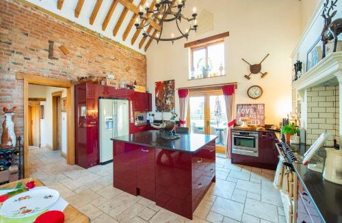 Yelvertoft Apartment | Oakfield Barn - Stylish Stay for Large Groups