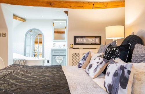 Yelvertoft Apartment | Oakfield Barn - Stylish Stay for Large Groups