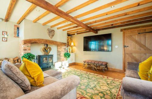 Yelvertoft Apartment | Oakfield Barn - Stylish Stay for Large Groups
