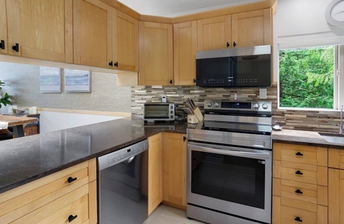 North Oyster Condo | Ocean views, heated pool and private beach on Vancouver Island. nInn of the Sea!