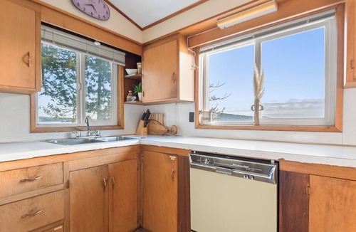 Bamberton Cottage | Oceanfront Cabin in Millbay close to Brentwood College and Millbay Village