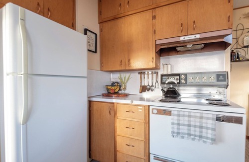 Bamberton Cottage | Oceanfront Cabin in Millbay close to Brentwood College and Millbay Village