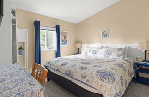 Sooke Hotel | Oceanfront Cottage: Private Dock, Beach Access, Hot Tub, BBQ & Free Kayaks