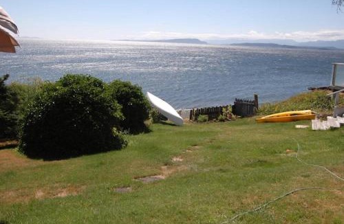 Comox Apartment | Oceanfront Paradise